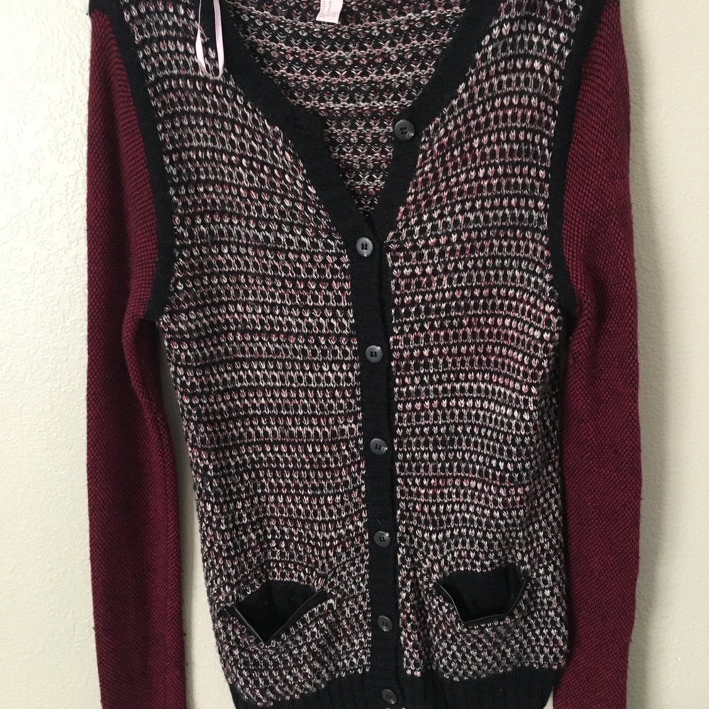 Chic Patterned sweater w/ leather trim